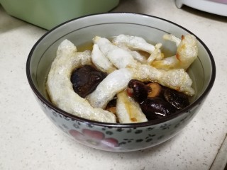 1、强筋健骨 蹄筋汤,蹄筋，香菇，黑木耳用水泡一个晚上