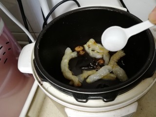 2、强筋健骨 蹄筋汤,倒入高压锅，加盐