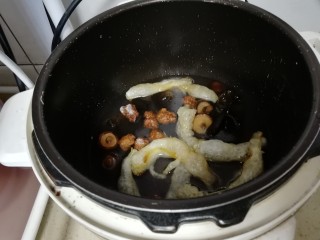 3、强筋健骨 蹄筋汤,加入肉丸