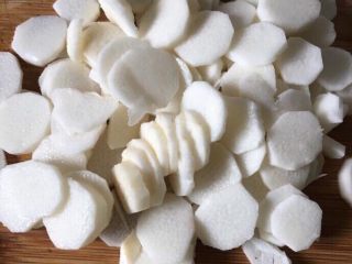 2、蓝莓山药雪峰泥,淮山洗净刮去皮切薄片～淮山容易过敏，建议最好带手套处理～