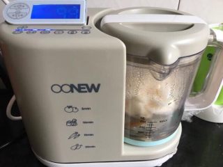 3、蓝莓山药雪峰泥,辅食机加水，淮山入蒸篮盖好盖子启动电源蒸熟，没有辅食机就用普通方法蒸锅蒸熟即可。