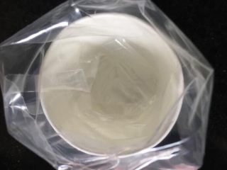 10、蓝莓山药雪峰泥,裱花袋用个被子架起来方便倒入淮山泥。