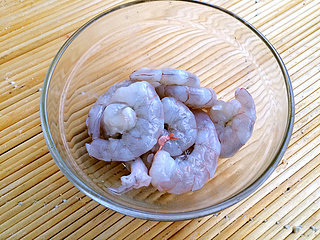 2、番茄香酥虾球,将新鲜的大虾去皮，去头，去尾，清洗干净！尽量选择大些的虾，这样吃起来才过瘾