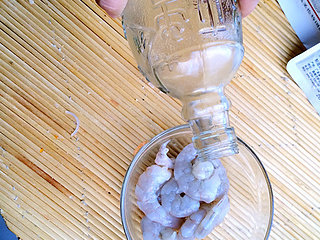 4、番茄香酥虾球,在大虾中加入白酒，去腥味