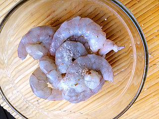 5、番茄香酥虾球,加入少许的味精、食盐！进行搅拌腌制！要提前，时间尽量长一些，盐不要放多，不然会很难吃