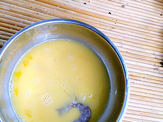 7、番茄香酥虾球,将大侠放入到鸡蛋液中搅拌，一定要提前将大虾上面的酒料简单沥一下，有利于下一步操作