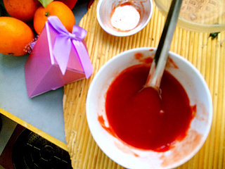 11、番茄香酥虾球,将提前做好的番茄汁准备好，这时要换锅啦，换成炒锅啦！这要特别注意啦