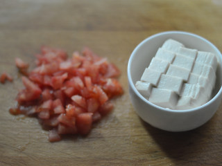 2、鲜虾豆腐汤（辅食）,番茄去皮切小丁，豆腐切小块