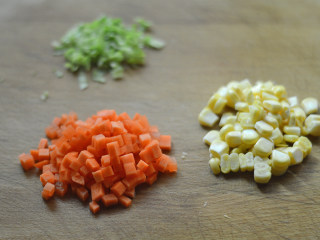 3、鲜虾豆腐汤（辅食）,玉米剥成小粒，胡萝卜、生菜切丁