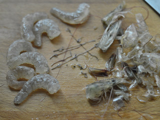 4、鲜虾豆腐汤（辅食）,虾去头去尾，剥去壳，在背后划一刀，挑出虾肠