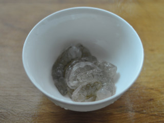 5、鲜虾豆腐汤（辅食）,将处理好的虾，放入碗中，调入一点点盐，腌制一会