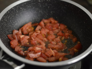 6、鲜虾豆腐汤（辅食）,锅里倒入橄榄油，烧热后放入番茄
