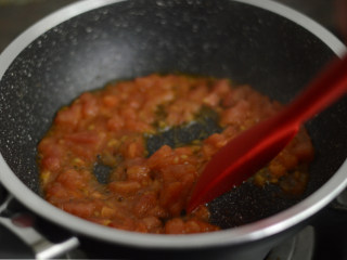 7、鲜虾豆腐汤（辅食）,翻炒至番茄软烂出汁