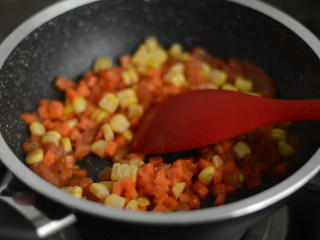 8、鲜虾豆腐汤（辅食）,接着加入胡萝卜和玉米粒翻炒
