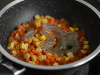 9、鲜虾豆腐汤（辅食）,再加入虾仁