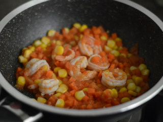 10、鲜虾豆腐汤（辅食）,翻炒至虾仁变色