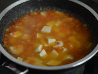 12、鲜虾豆腐汤（辅食）,放入豆腐