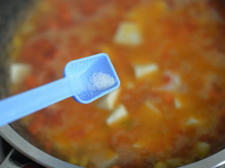 13、鲜虾豆腐汤（辅食）,调入少许盐，继续煮约5分钟