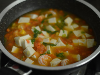 14、鲜虾豆腐汤（辅食）,最后加入生菜碎即可