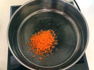 4、什锦肉末豆腐蒸糕,锅内加入大豆色拉油烧热后加入胡萝卜末翻炒均匀