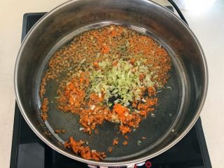 5、什锦肉末豆腐蒸糕,加入葱末和姜末,翻炒均匀