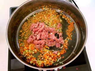 6、什锦肉末豆腐蒸糕,加入肉末