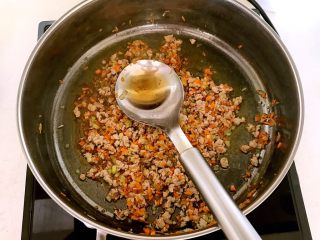 7、什锦肉末豆腐蒸糕,加入料酒烹去猪肉的腥味