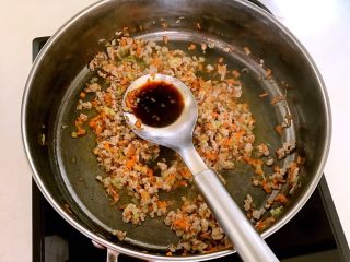 8、什锦肉末豆腐蒸糕,加入1勺生抽炒匀