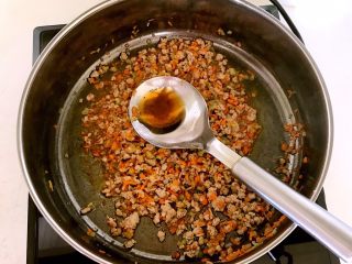 9、什锦肉末豆腐蒸糕,加入1勺香油