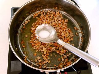 10、什锦肉末豆腐蒸糕,加入精盐翻炒均匀