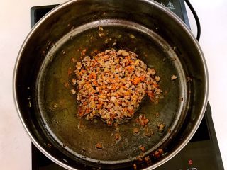 11、什锦肉末豆腐蒸糕,什锦肉末炒好了,备用