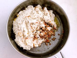 15、什锦肉末豆腐蒸糕,把水豆腐和什锦肉末放在