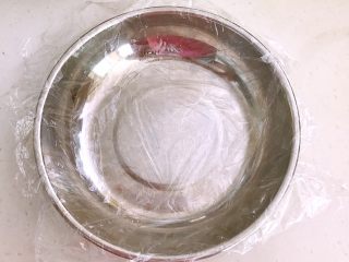 17、什锦肉末豆腐蒸糕,取一个盘子,盘子上面铺好保鲜膜