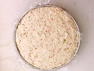 18、什锦肉末豆腐蒸糕,把拌好的豆腐铺在盘子里