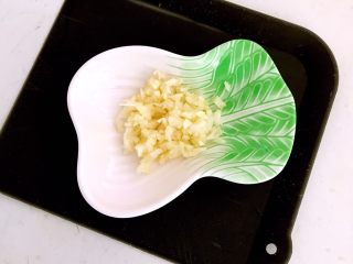 23、什锦肉末豆腐蒸糕,大蒜切成蒜末