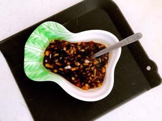 24、什锦肉末豆腐蒸糕,在蒜末中加入2勺生抽,1勺蚝油,1勺陈醋,1勺芥末油,调成蘸汁