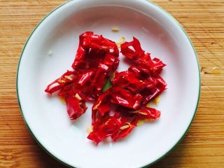 4、韭菜炒小白虾,小辣椒切成圈备用