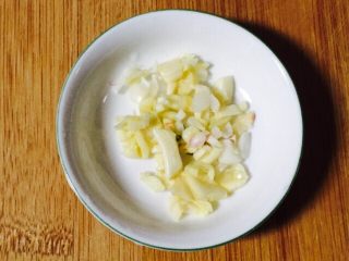 5、韭菜炒小白虾,蒜头去皮拍碎切成蒜末