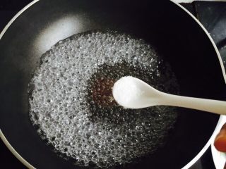 7、韭菜炒小白虾,再加1茶匙盐