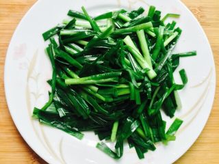 9、韭菜炒小白虾,装在盘子里