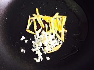 12、韭菜炒小白虾,再放入蒜末