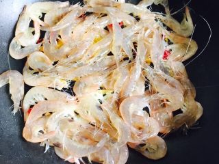 14、韭菜炒小白虾,放入小白虾