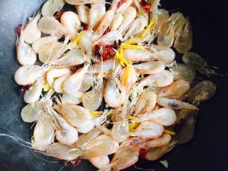 15、韭菜炒小白虾,中大火翻炒片刻炒至微红色