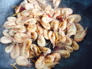 19、韭菜炒小白虾,翻炒均匀