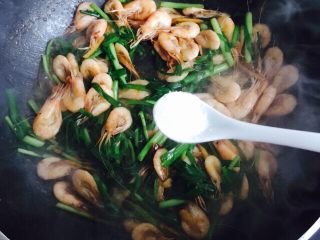 22、韭菜炒小白虾,出锅前再加1/2小茶匙的味精