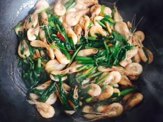 23、韭菜炒小白虾,翻炒均匀即可关火