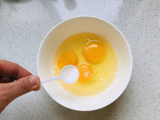 5、茼蒿炒鸡蛋,加一丢丢盐；