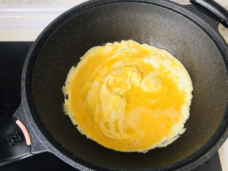 9、茼蒿炒鸡蛋,起锅烧油，将鸡蛋液倒入锅中滑炒；