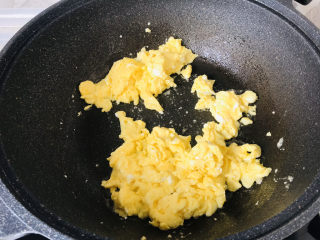 10、茼蒿炒鸡蛋,炒成这个状态盛出来备用；