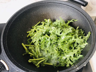 12、茼蒿炒鸡蛋,蒜末炒香后加入茼蒿；